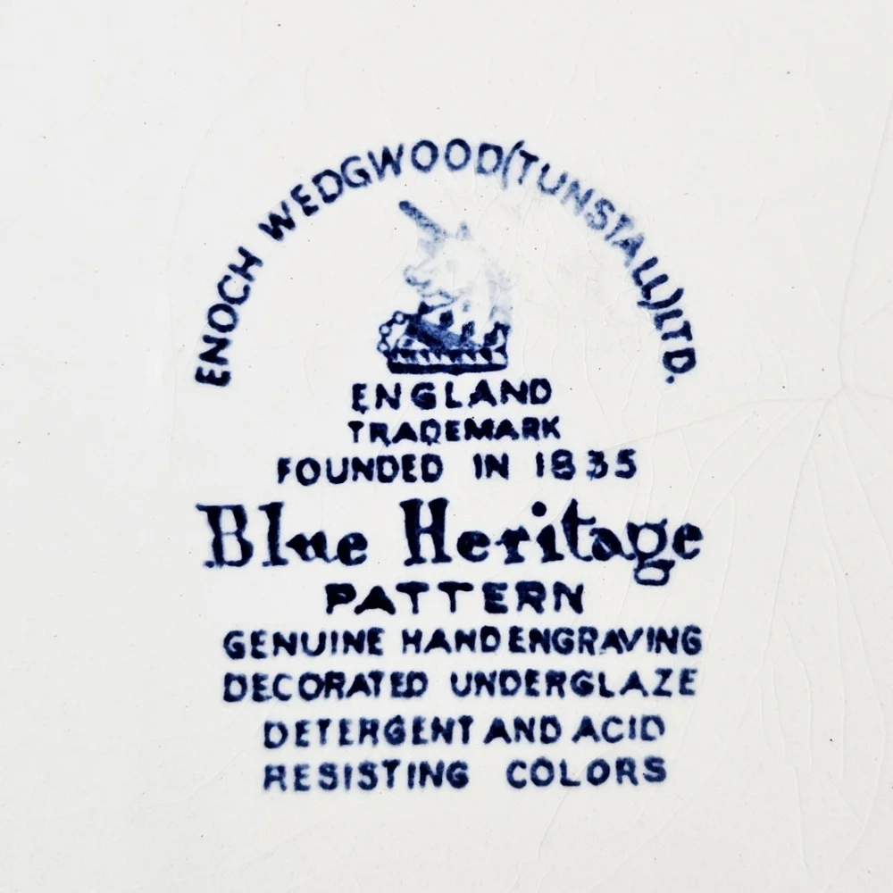Vtg. Wedgewood Blue Heritage Dinner Plate England Hand‎ Engraving EUC White 10